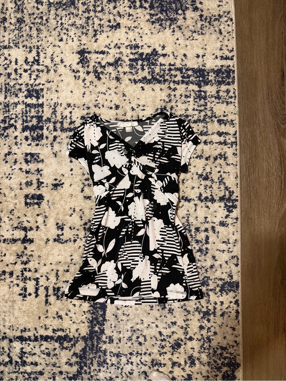 La senza girl y2k Black and White Floral Stripe Short Sleeve Tee